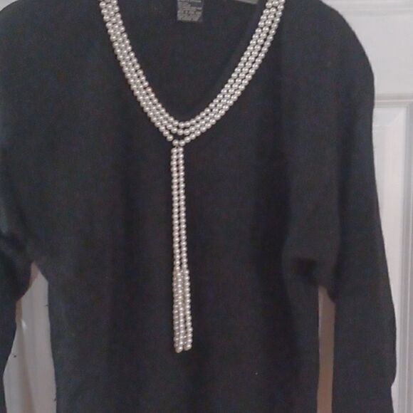 Black Sweater and Pearl's I.B. Diffusion - Picture 2 of 7